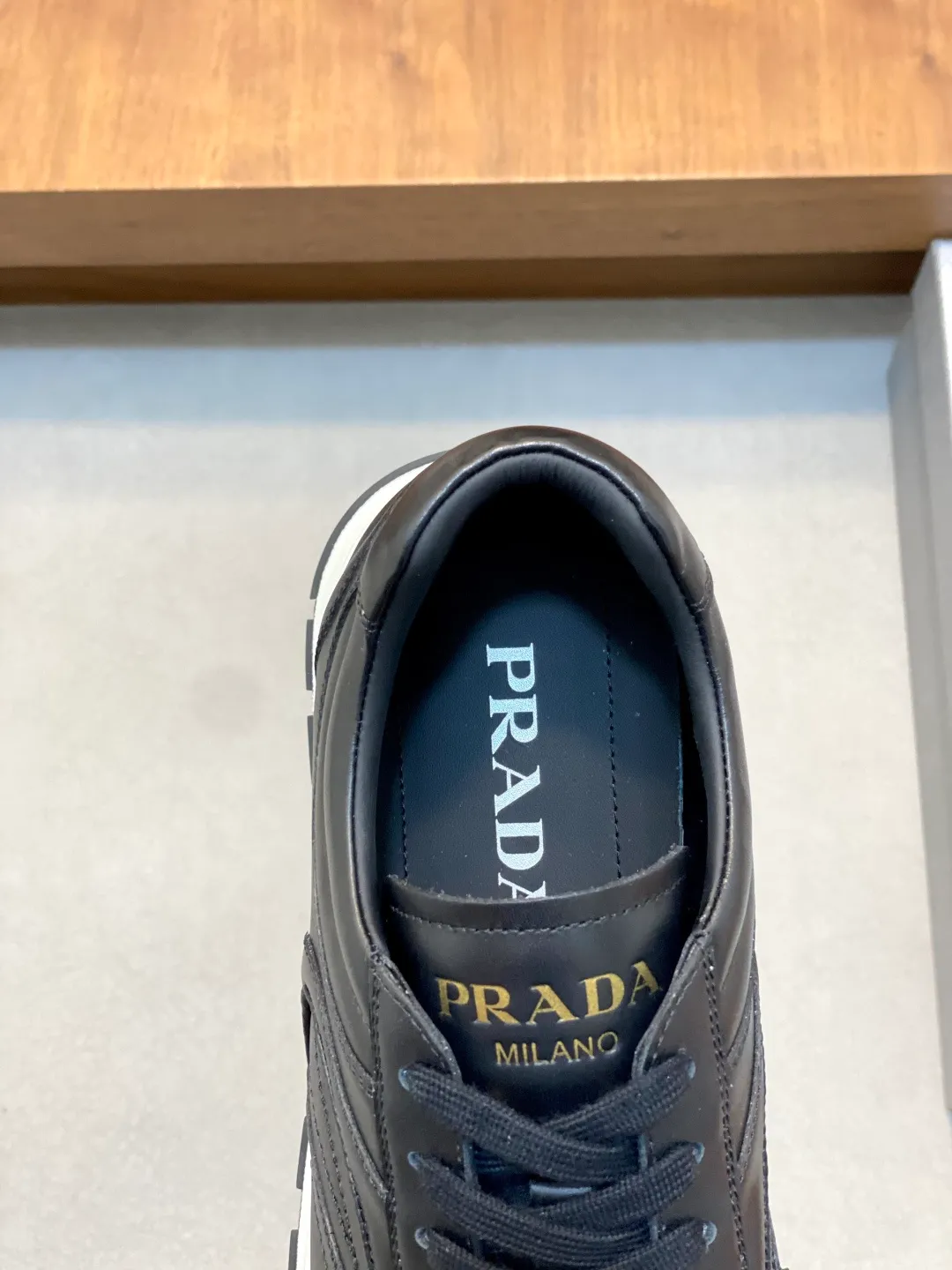 Men's shoes 💰740 Prada men's new lace-up sports and casual shoes. This upper is made of imported calfskin stitching. The tongue is P's classic bronzing lougou. The lining is made of calfskin for the feet. The outsole is made of non-slip sports exclusive rubber outsole with logo. It feels good on the foot. It is fashionable and fashionable. It has a standard sports version and looks very good on the foot! Comes with original box and dust bag! L leather shoe size: 39/40/41/42/43/44 original box packaging + dust bag